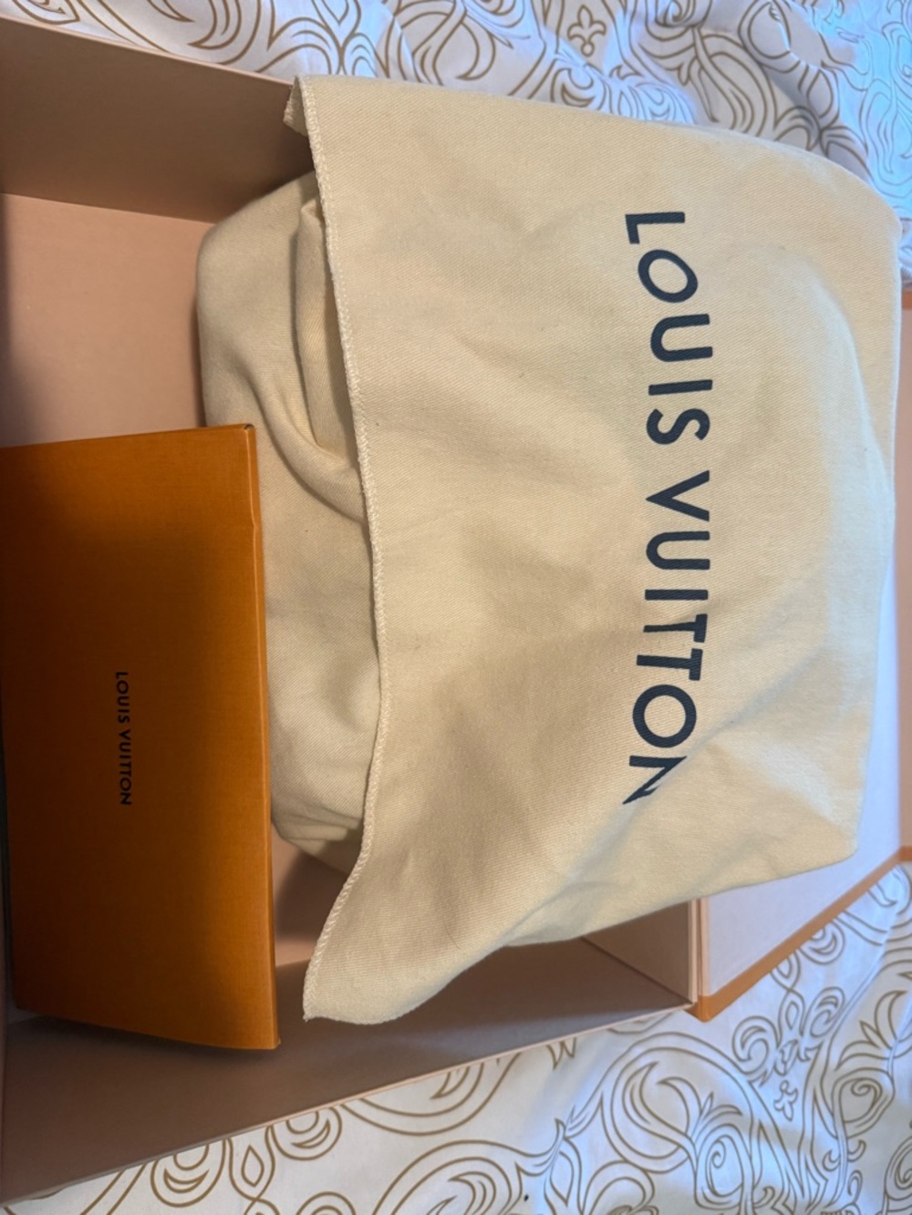 Louis Vuitton Alma BB handbag. Like new, giftable condition. - Picture 4 of 8
